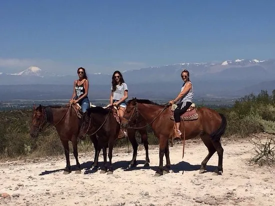 Grupo de personas a caballo en un paisaje de montaña