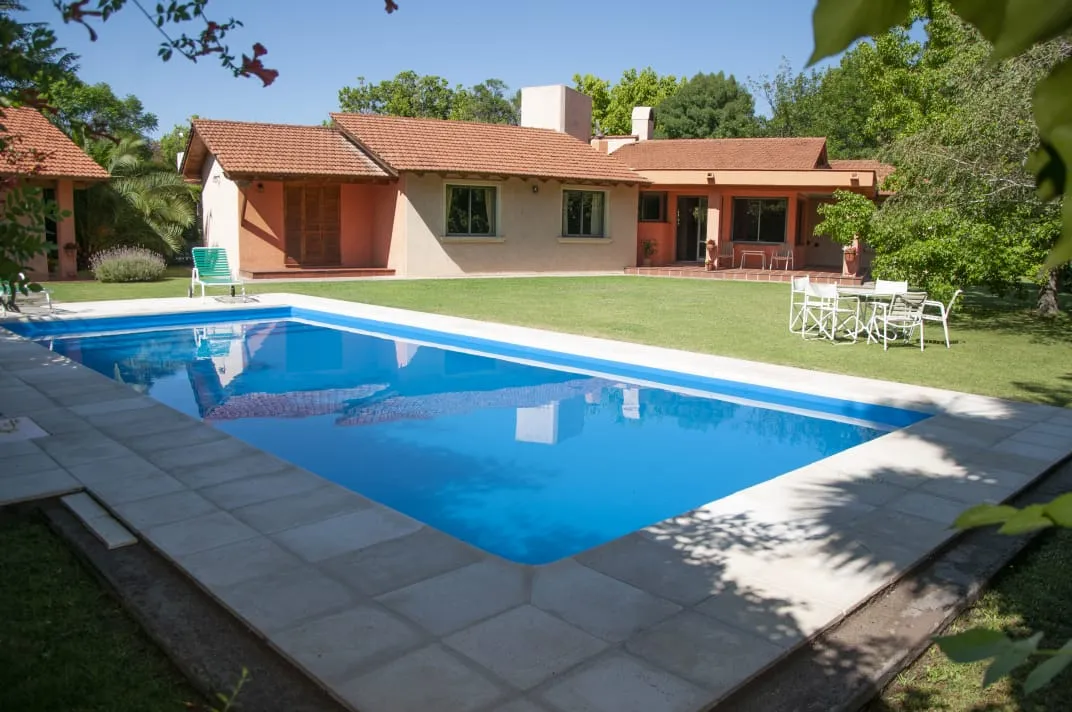 Casa de estilo colonial con jardín en Luján de Cuyo, Mendoza