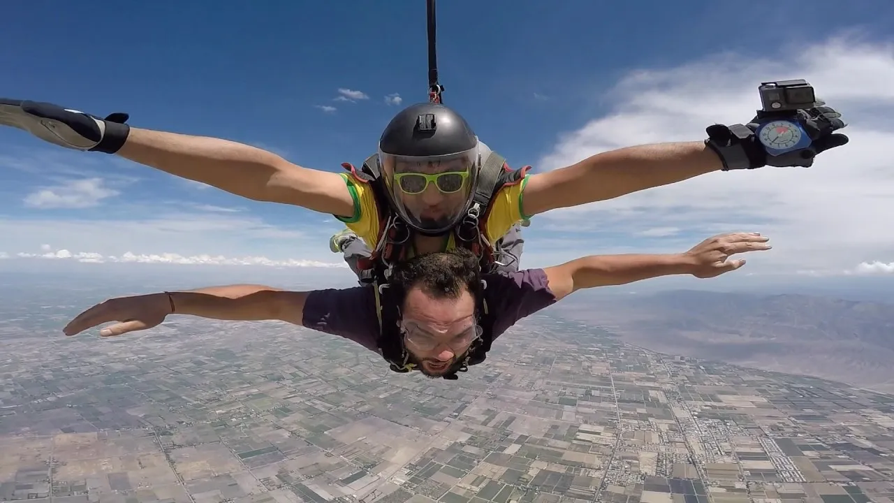 Persona haciendo canopy en la montaña