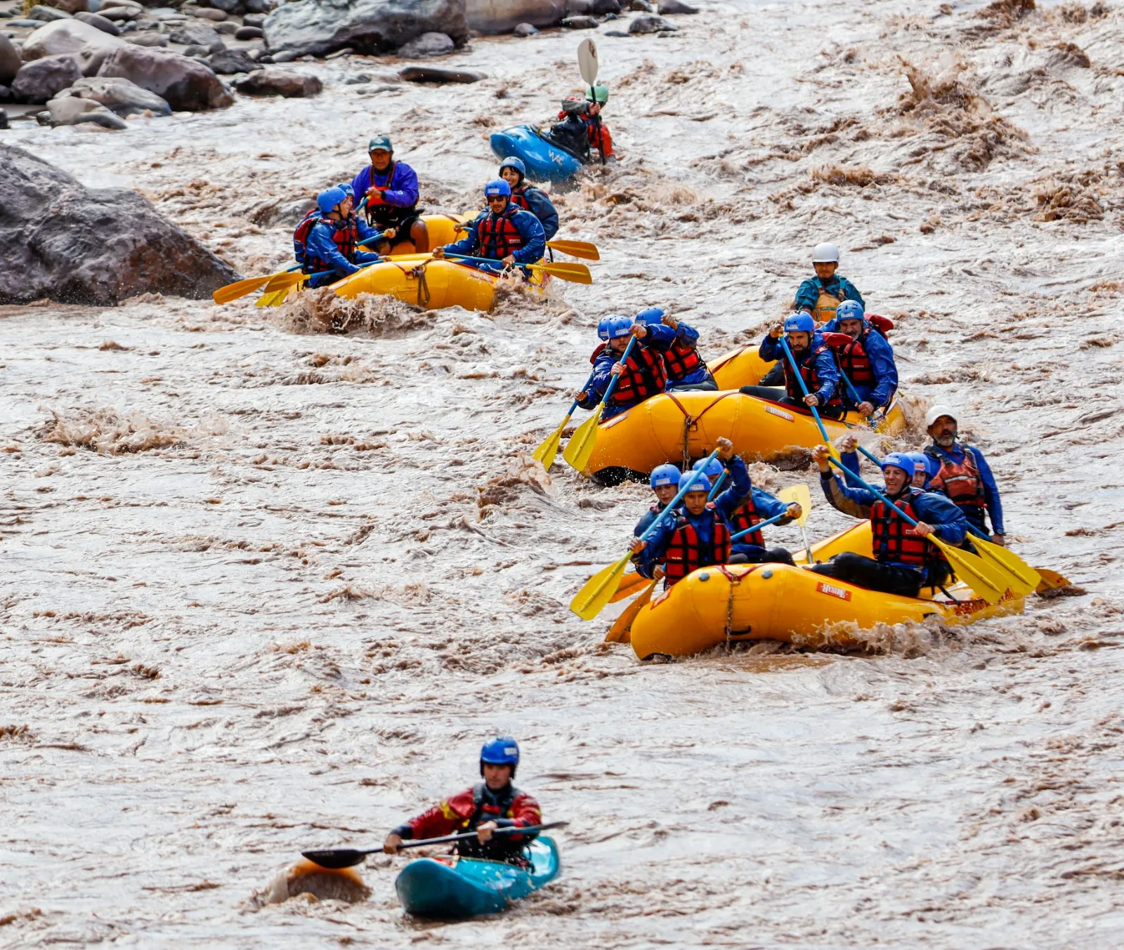 Grupos de personas haciendo rafting en los rápidos del Río Mendoza
